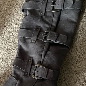 Size 7.5 woman’s Knee High With a platform Heel